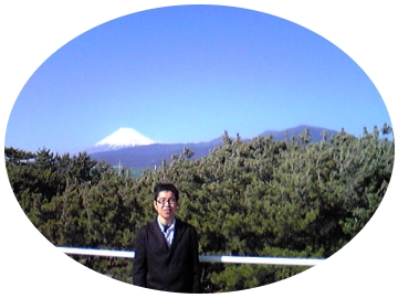 富士山をバックに